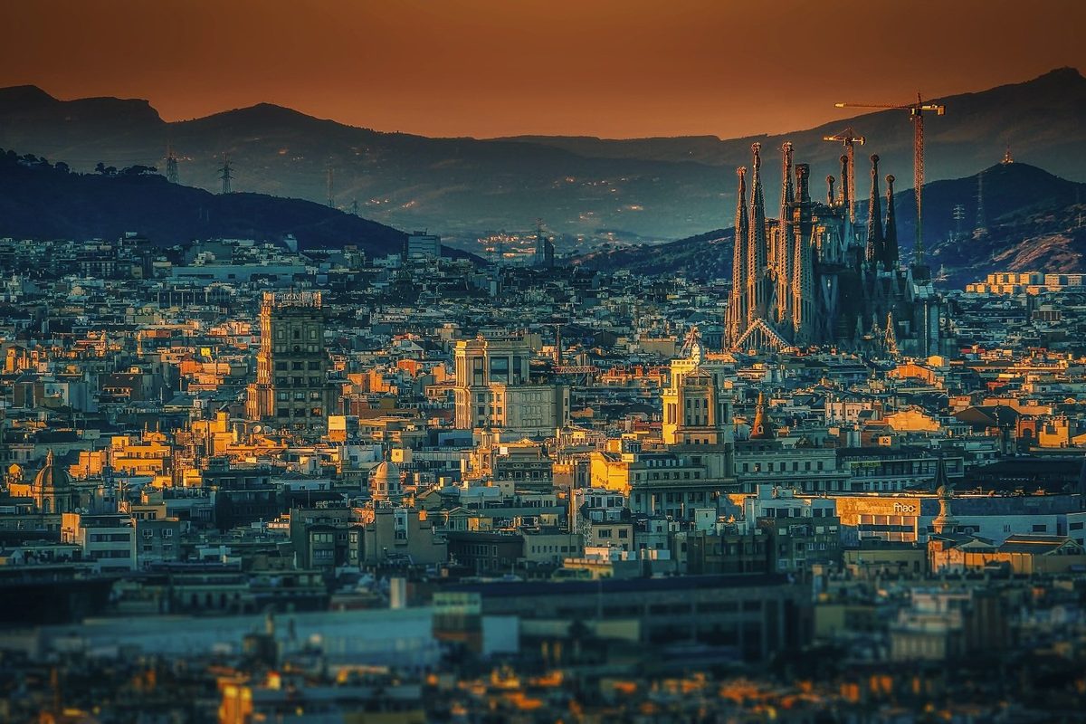 Vista de Barcelona al atardecer con la Sagrada Familia